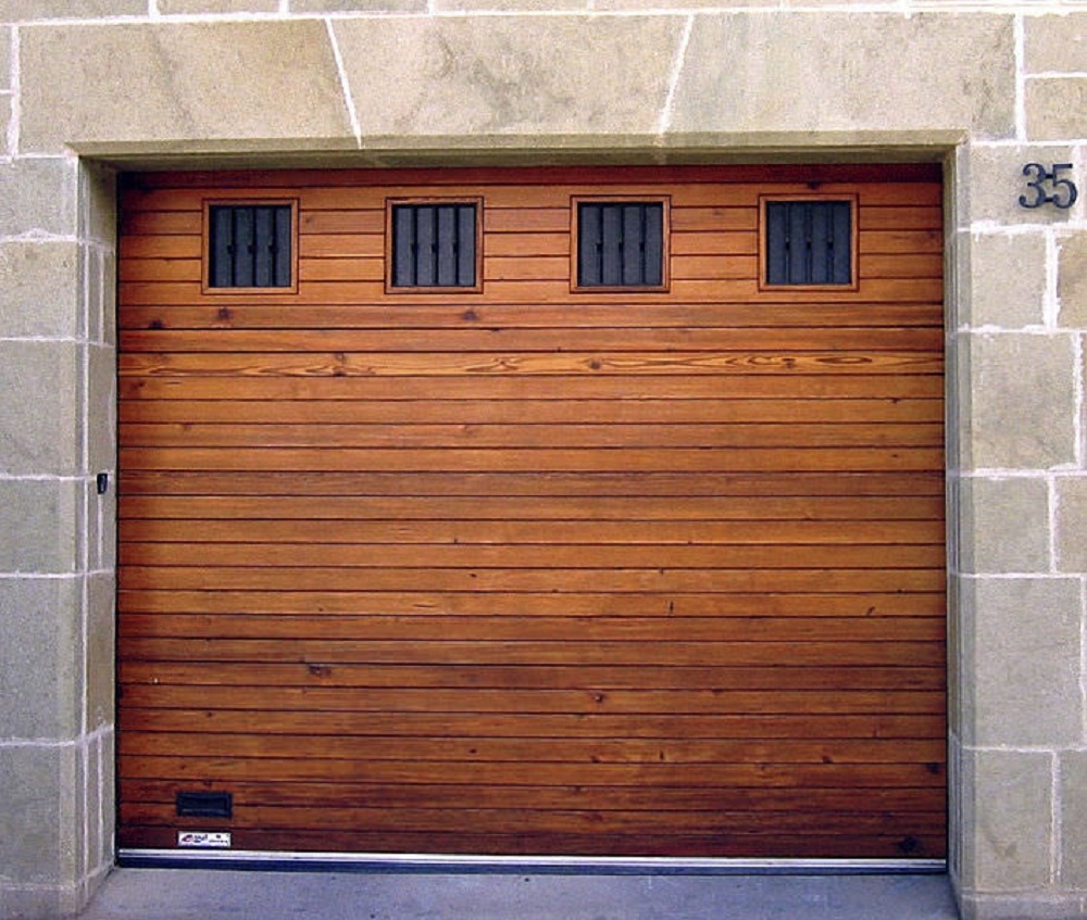 barnizado-de-puerta-de-garaje-de-madera-en-Logroño.